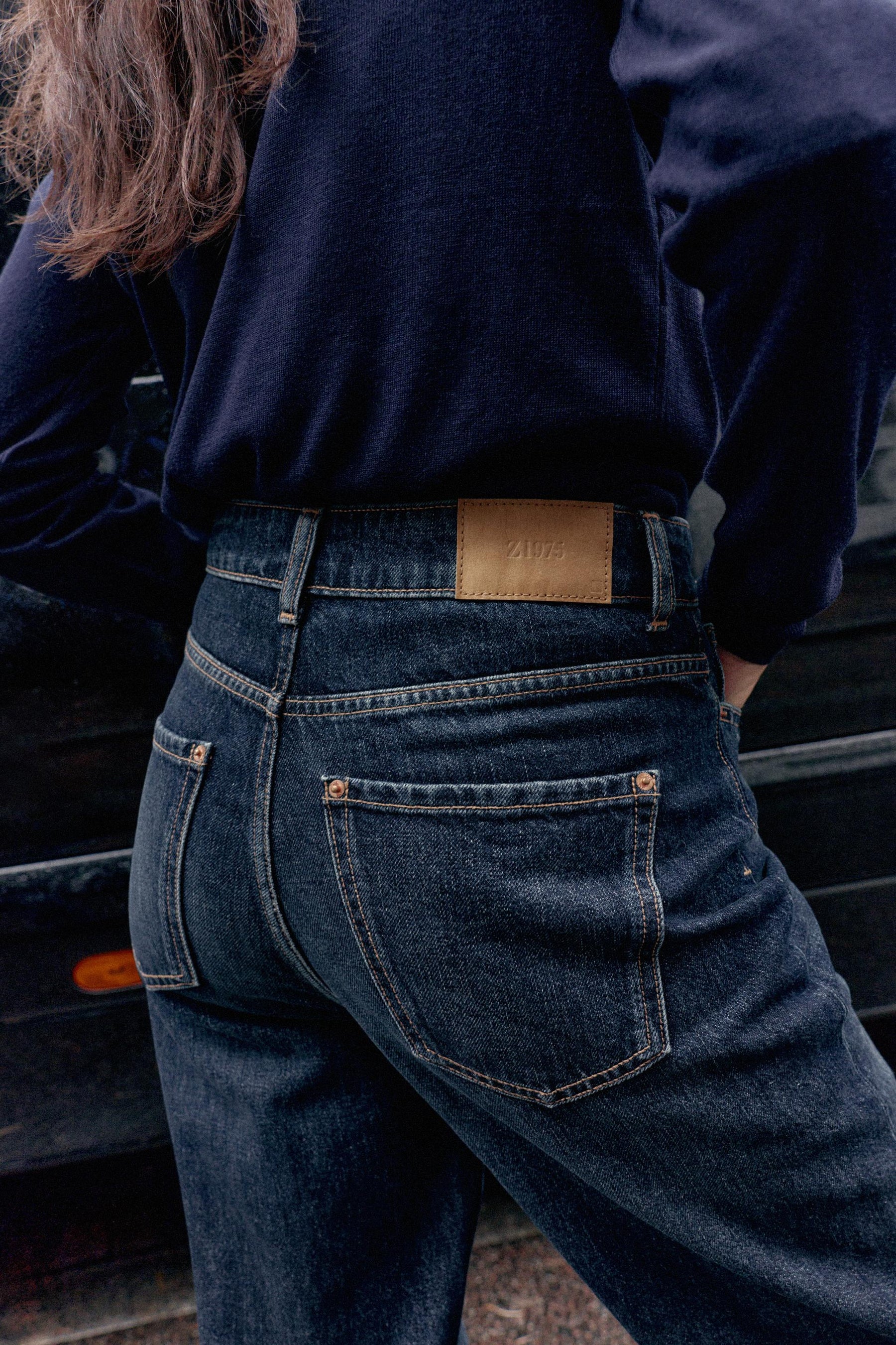 Gerade geschnittenes, hochtailliertes Kleid in voller Länge