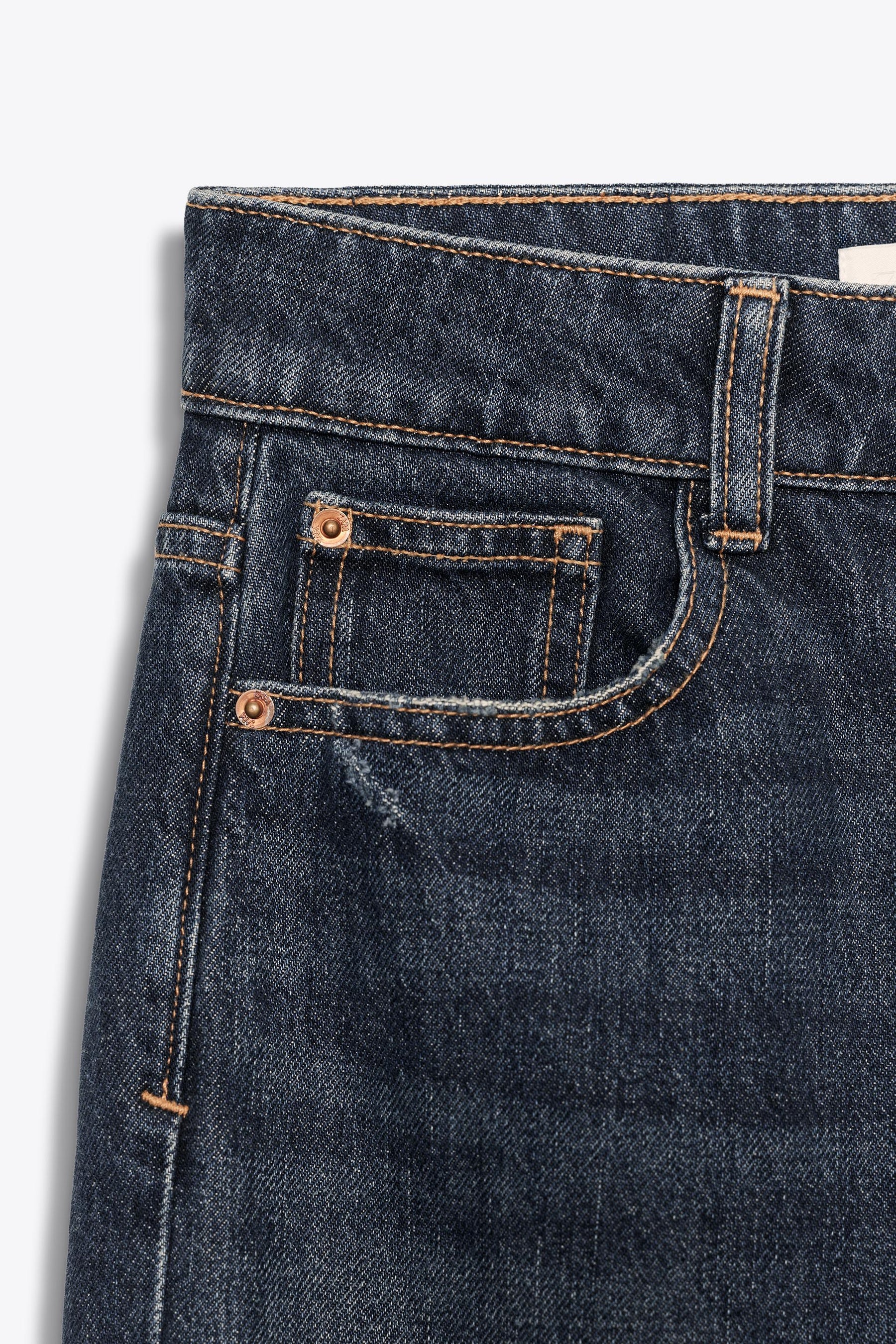 Gerade geschnittenes, hochtailliertes Kleid in voller Länge