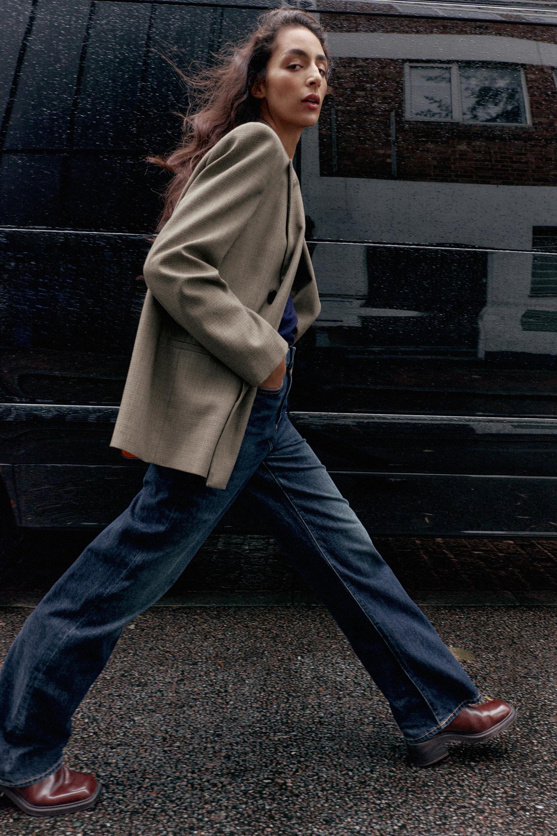 Gerade geschnittenes, hochtailliertes Kleid in voller Länge