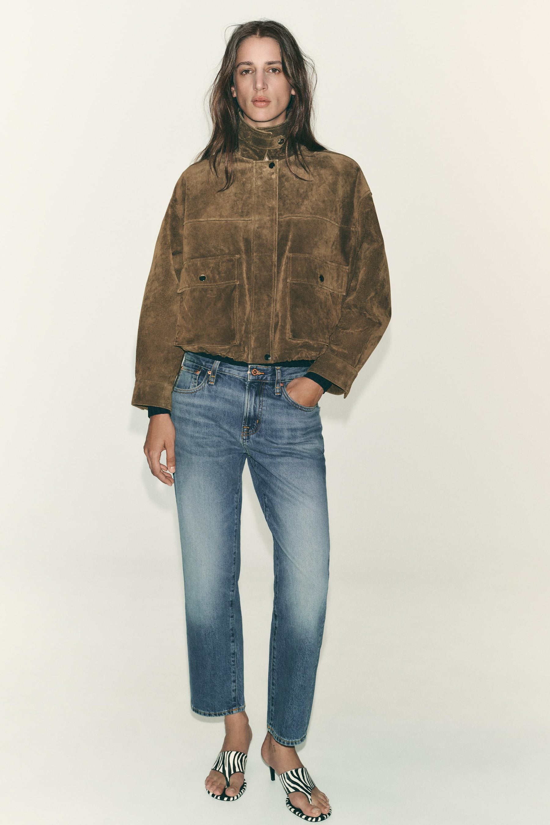 Verkürzte Jeans mit mittelhohem Bund.