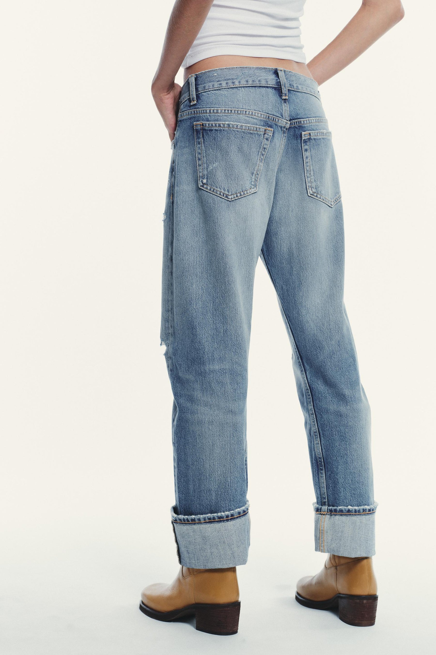 Gerissene, gerade geschnittene Jeans mit mittelhohem Bund