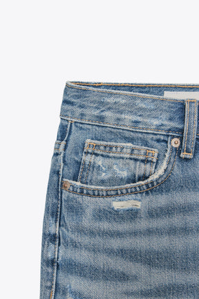 Gerissene, gerade geschnittene Jeans mit mittelhohem Bund