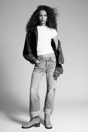 Gerissene, gerade geschnittene Jeans mit mittelhohem Bund