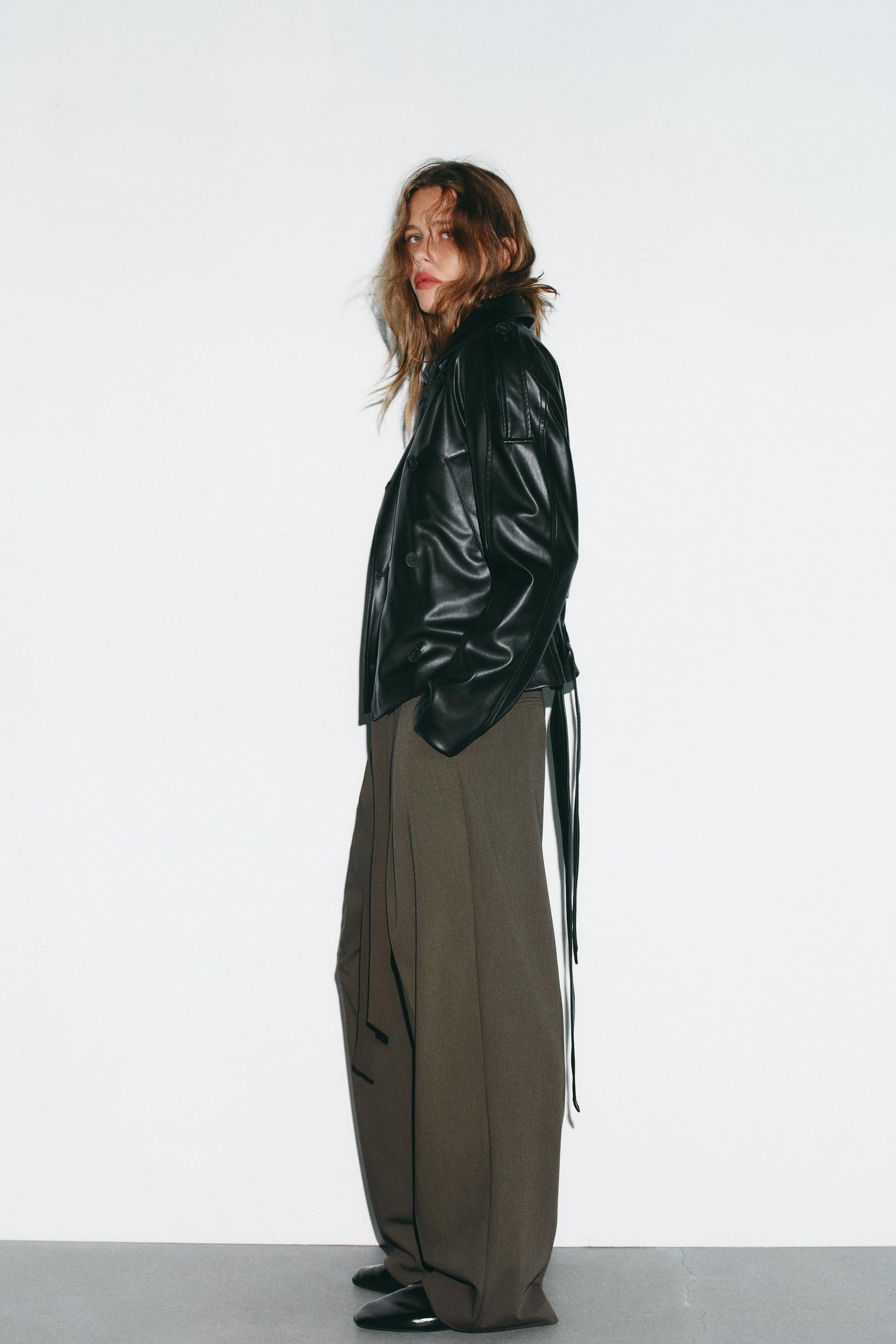 GÜRTELTE KUNSTLEDERJACKE