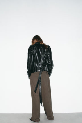 GÜRTELTE KUNSTLEDERJACKE