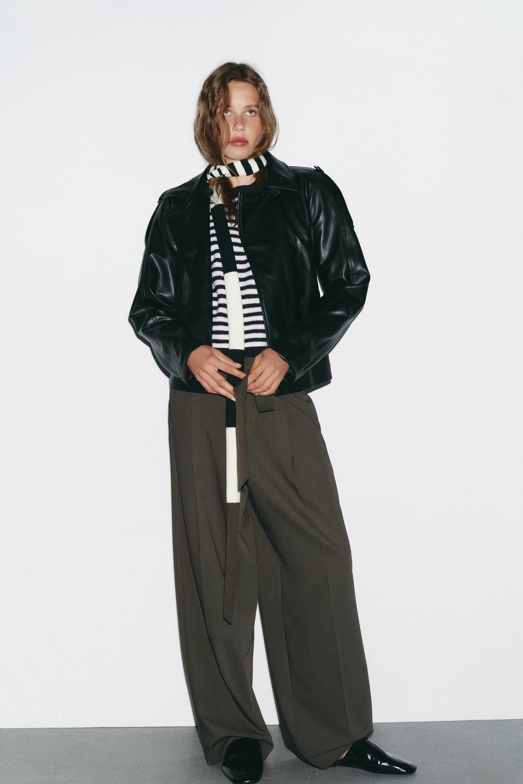 GÜRTELTE KUNSTLEDERJACKE