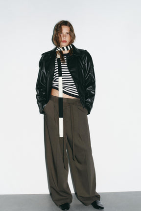 GÜRTELTE KUNSTLEDERJACKE