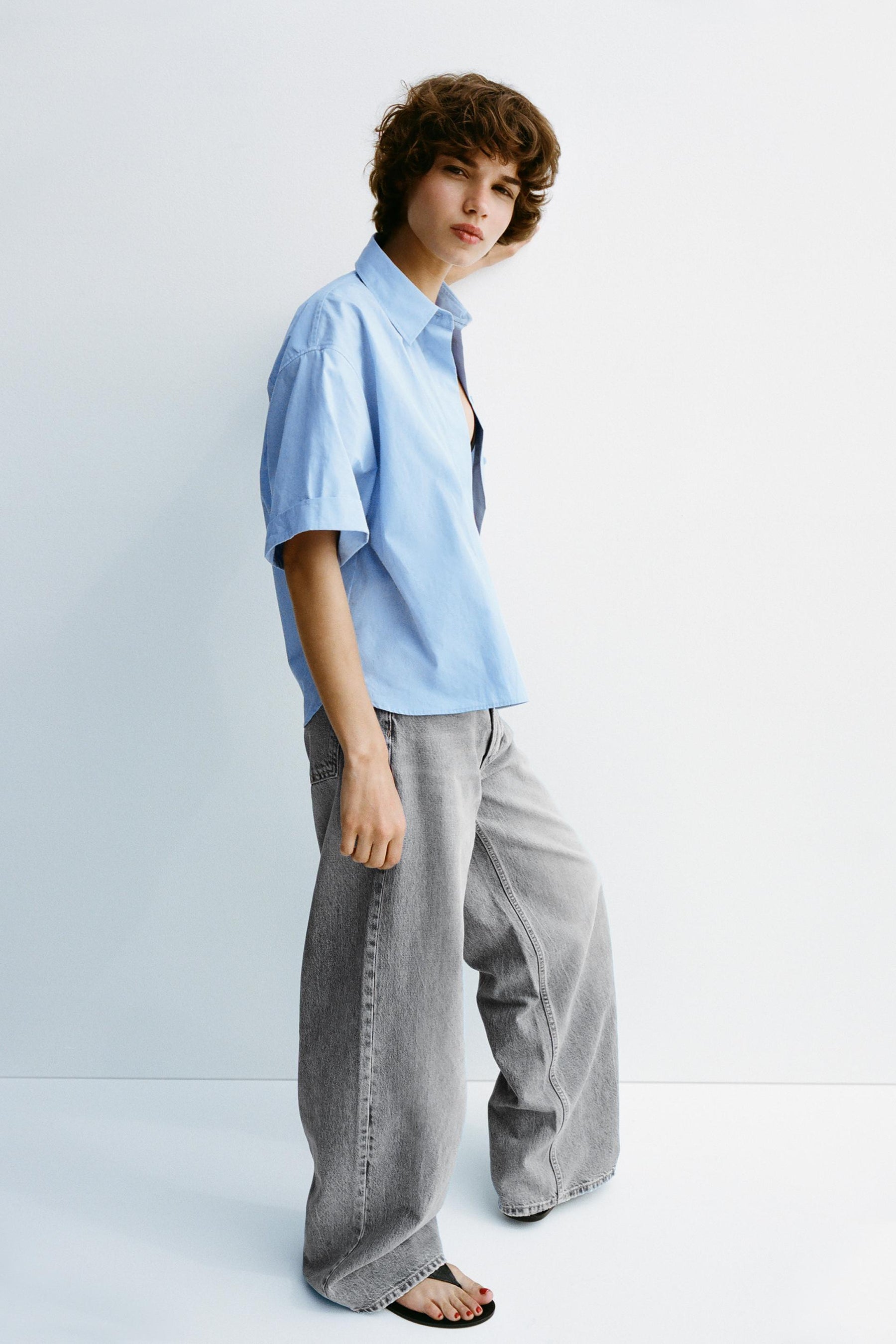 Jeans mit weitem Bein und überkreuztem Bund