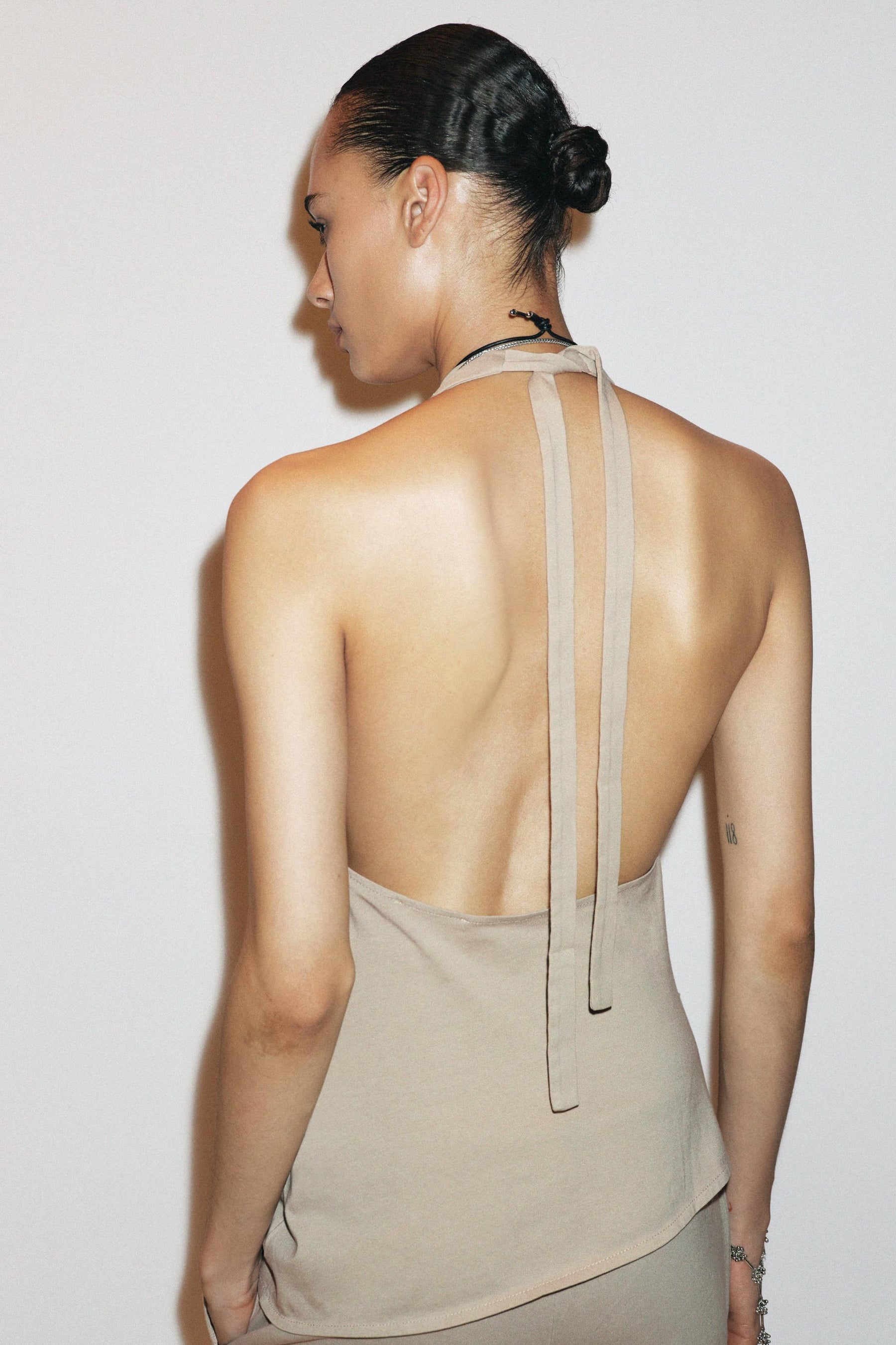 Gefärbtes Neckholder-Top