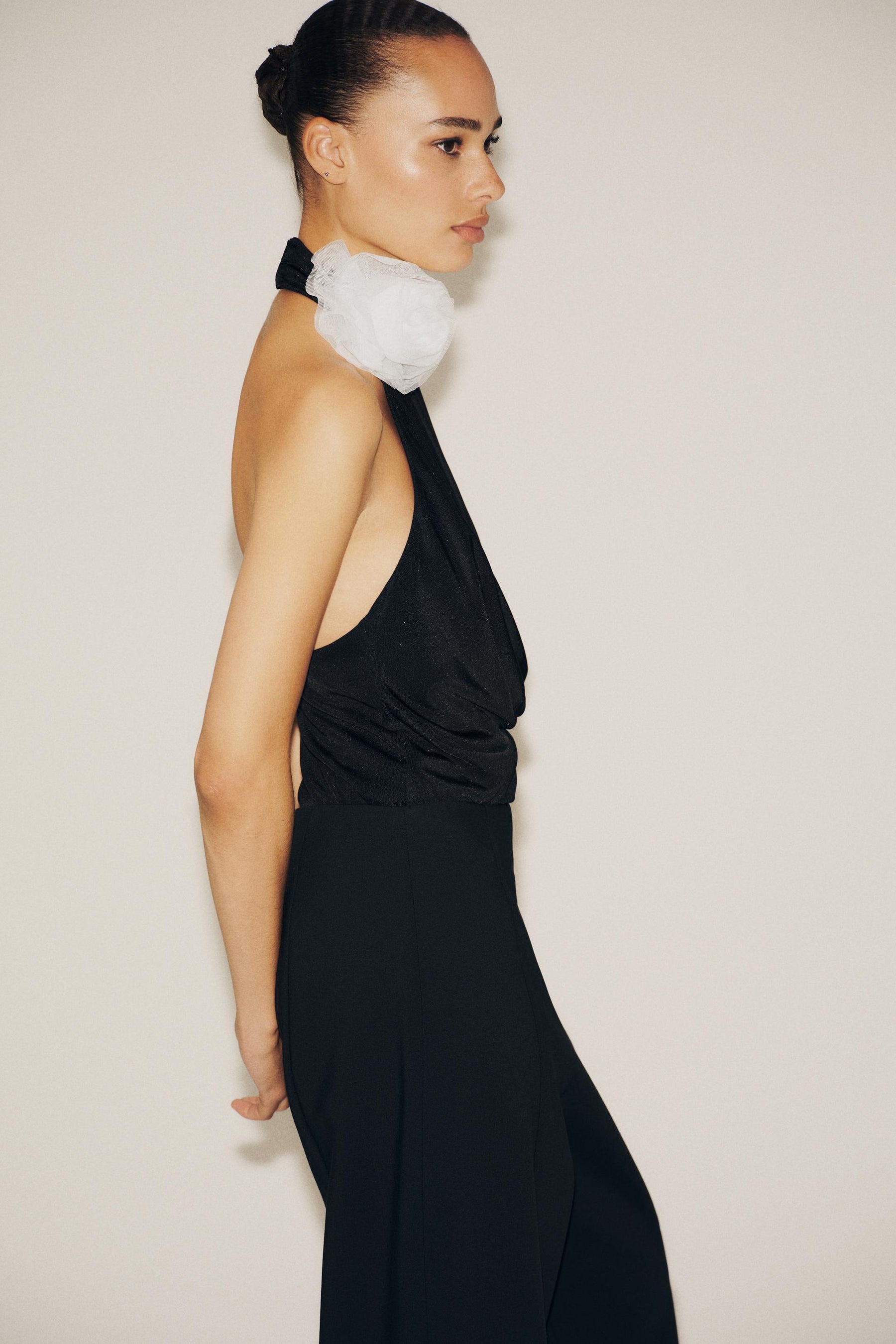 Neckholder-Body mit Blumenapplikationen