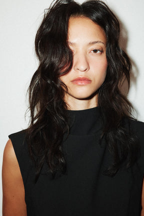 Kurzes Kleid mit Bindedetail.