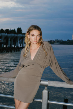 Voluminöses kurzes Kleid