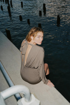 Voluminöses kurzes Kleid