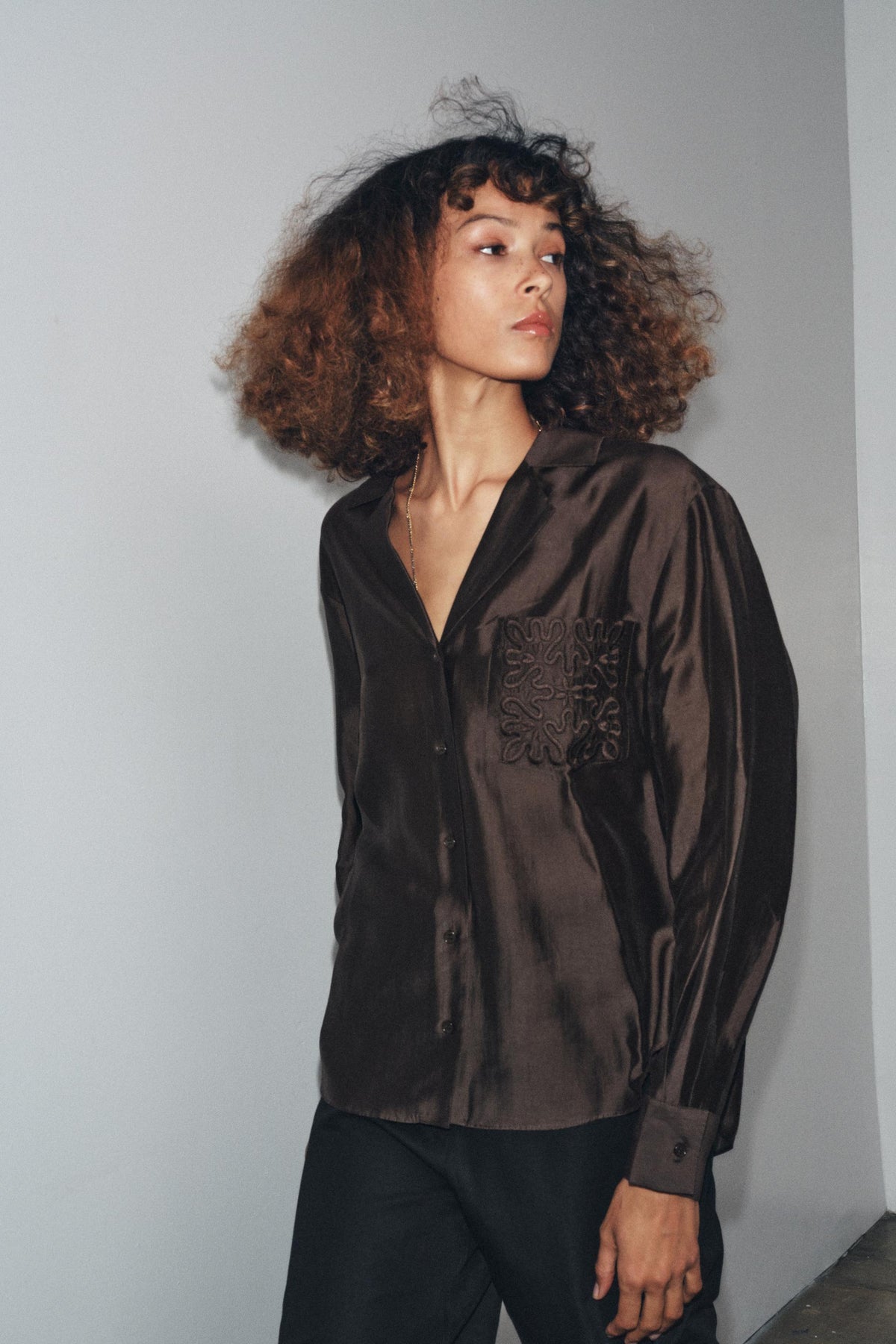 Hemd mit bestickter Tasche