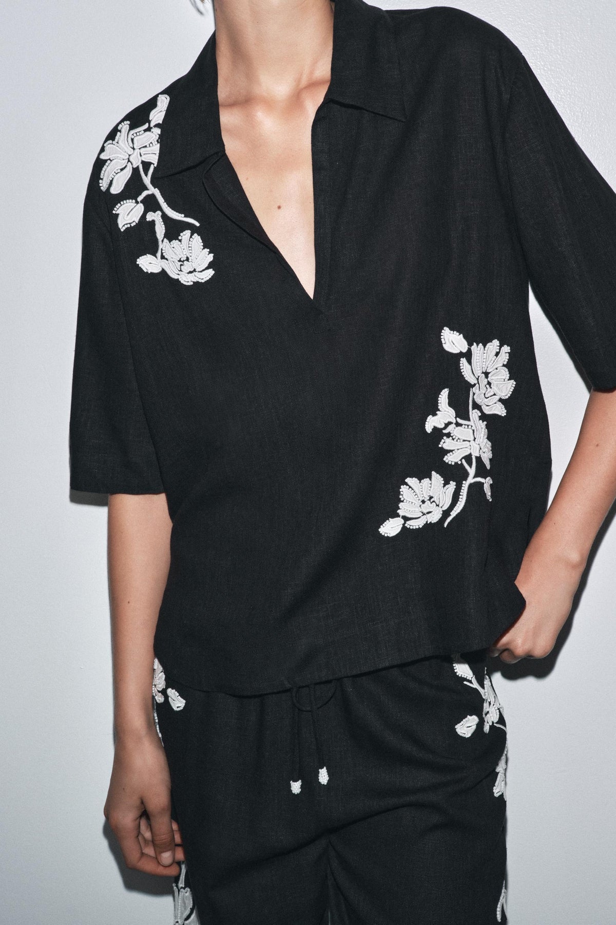 Perlenbesticktes Hemd