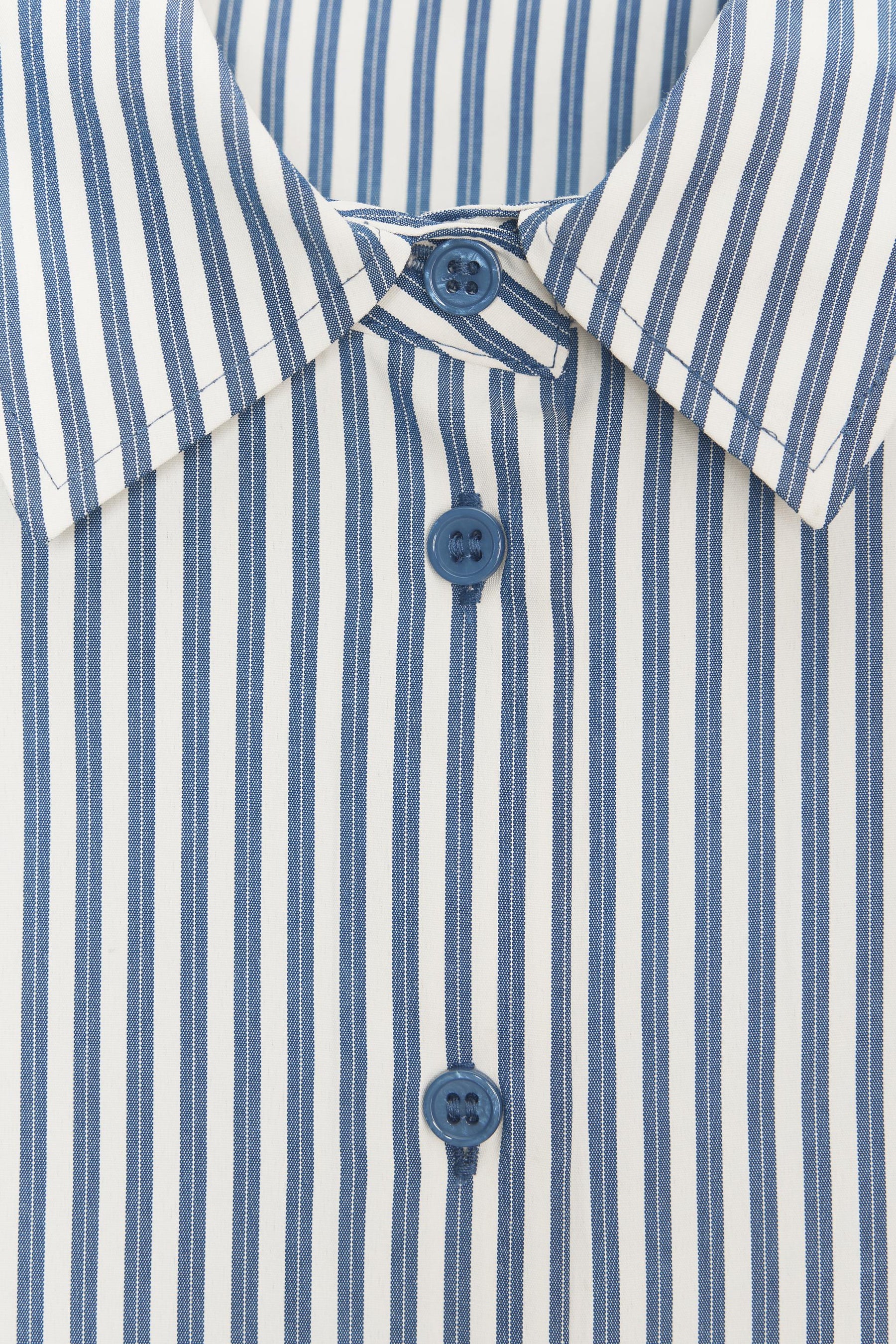 Gestreiftes, fließendes Hemd