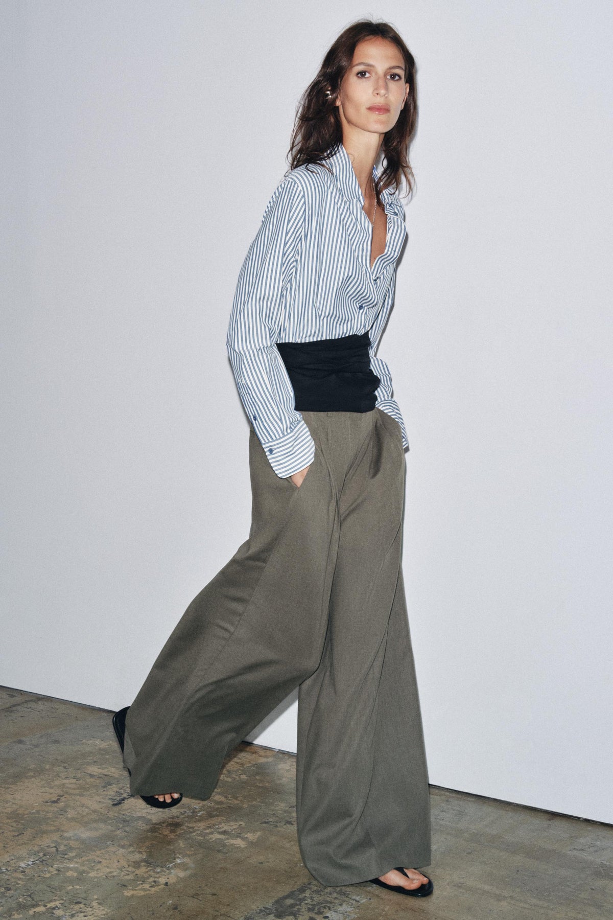 Gestreiftes, fließendes Hemd