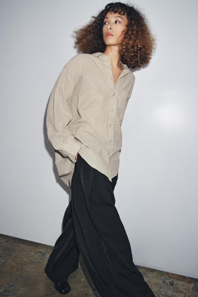 ÜBERGRÖSSE, STRUKTURIERTES HEMD