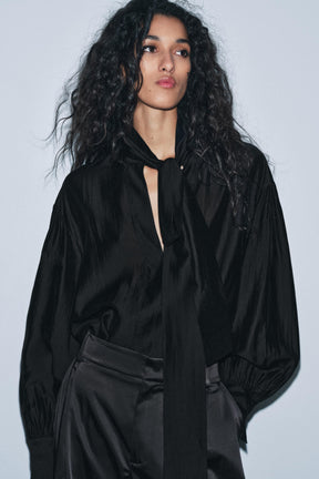 Fließendes Hemd mit Krawatten