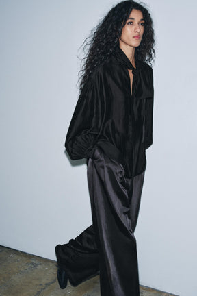 Fließendes Hemd mit Krawatten