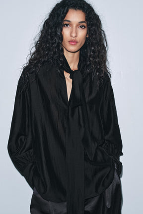 Fließendes Hemd mit Krawatten