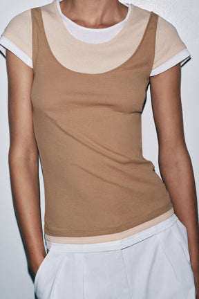 Kontrastierendes Lagenhemd