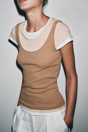 Kontrastierendes Lagenhemd