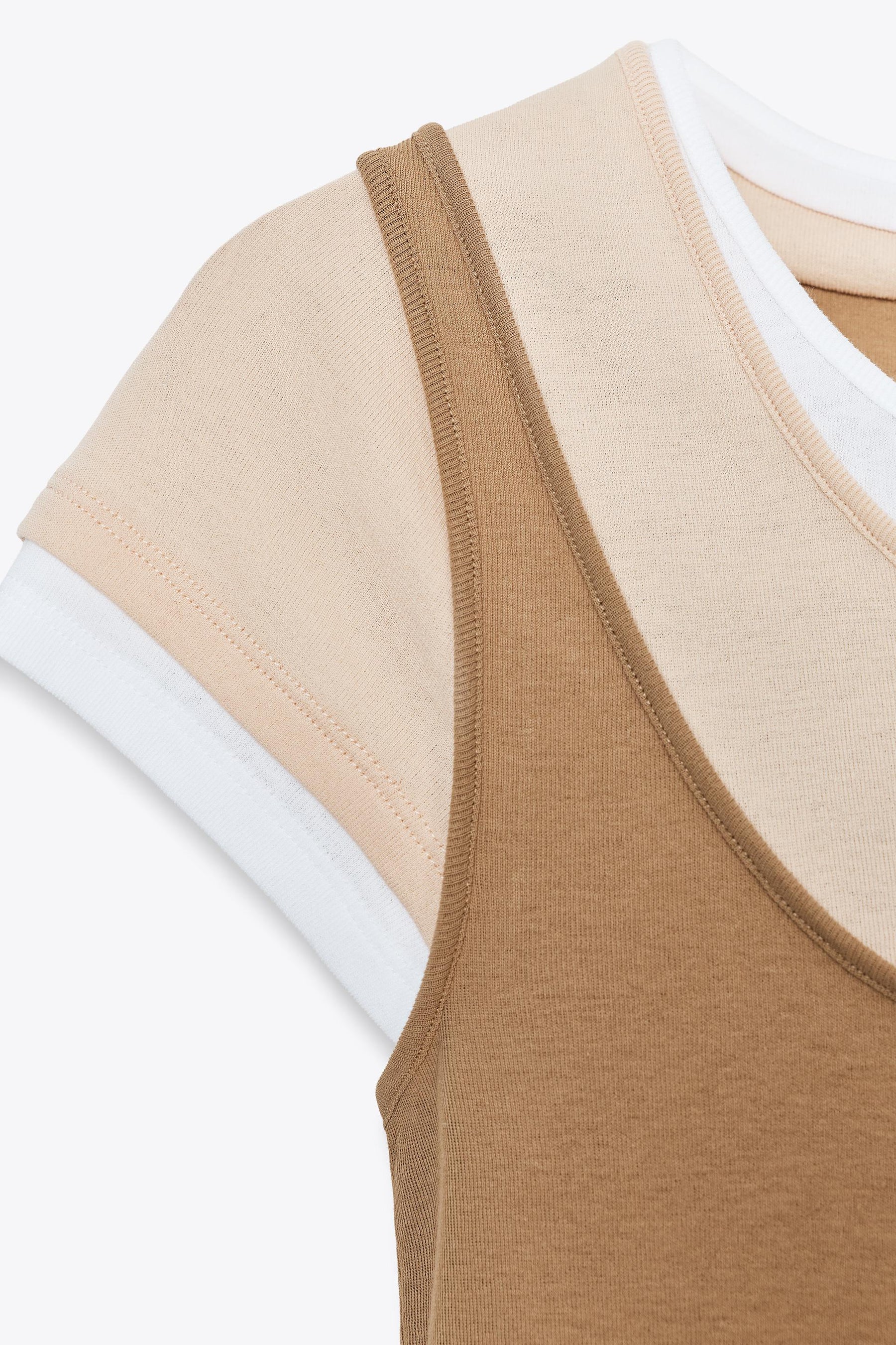 Kontrastierendes Lagenhemd