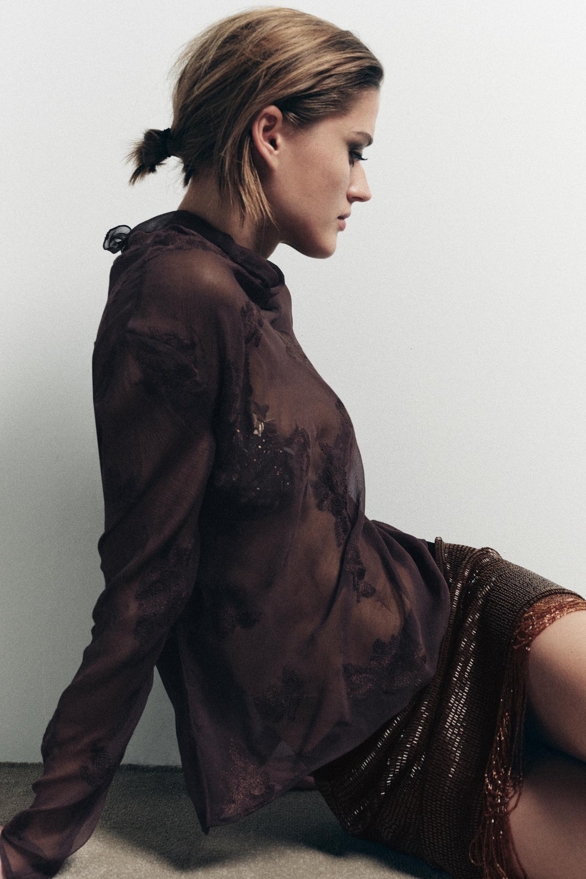 Halbtransparentes Hemd mit Blumenstickerei