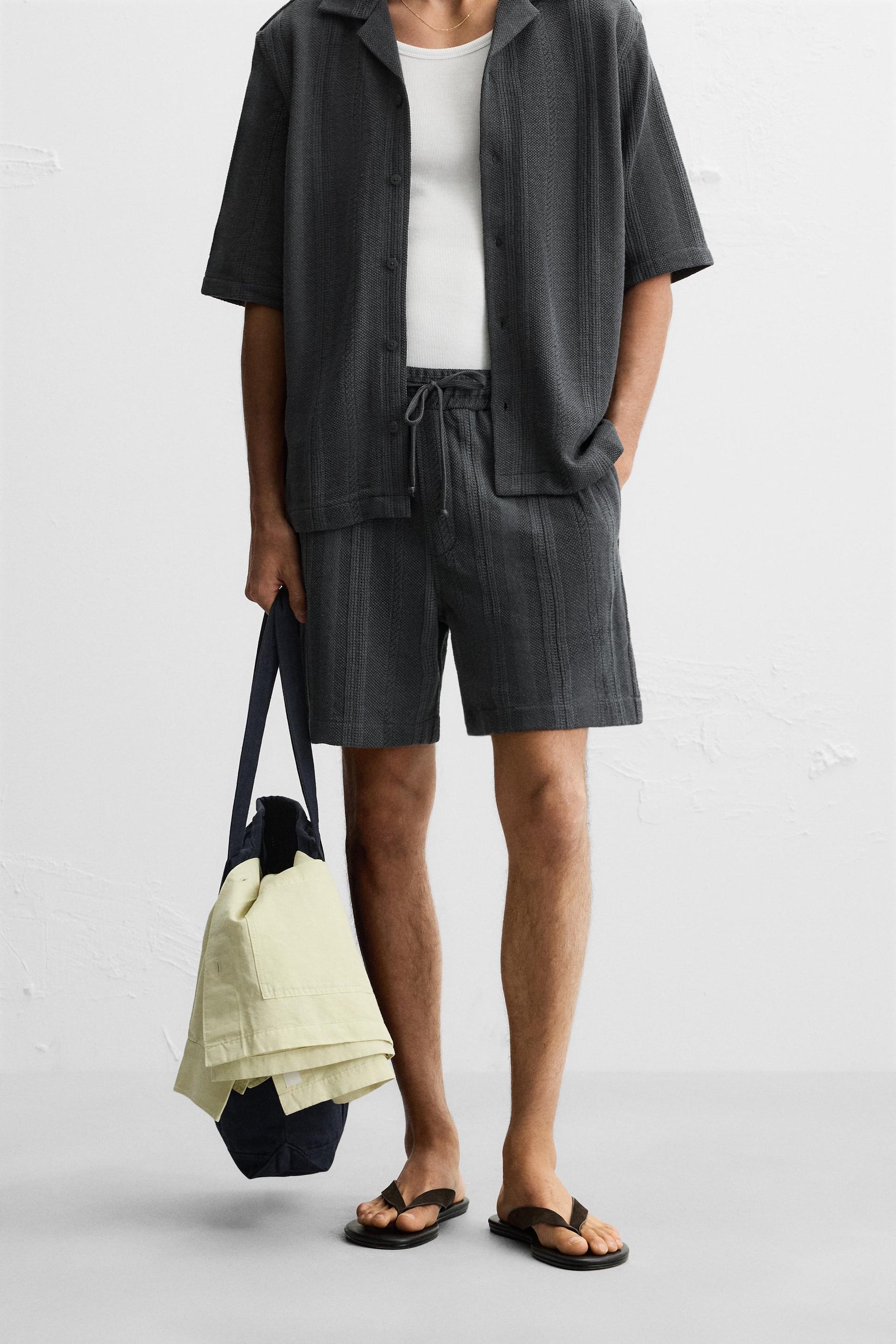 JACQUARD TEXTURED BERMUDA SHORTS - Image 2