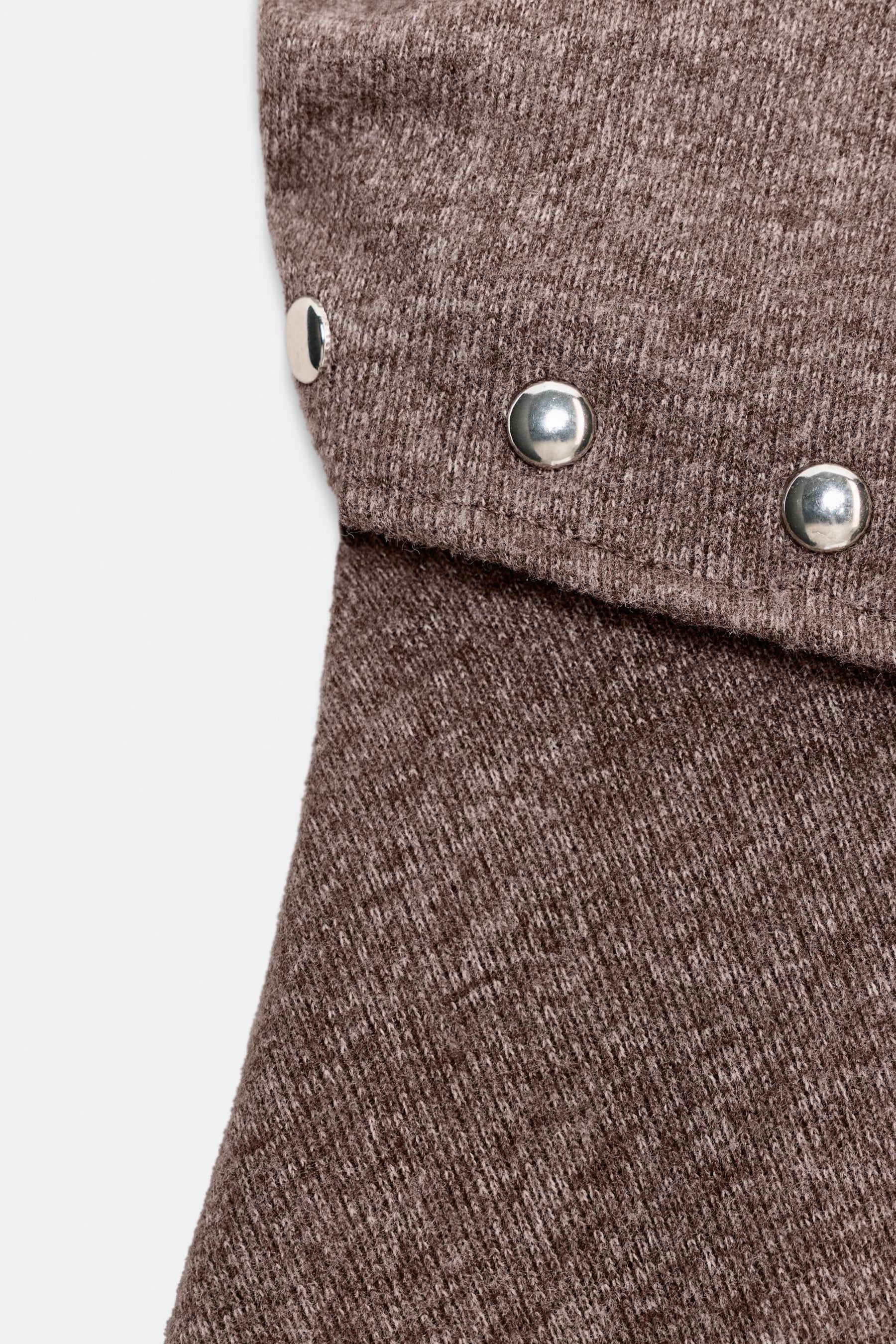 Kurzer Rock mit Nieten