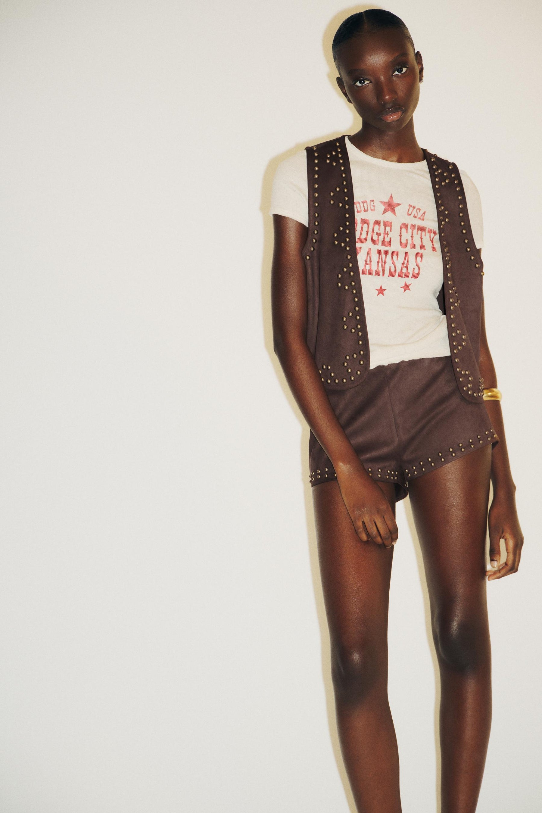 Shorts aus Kunstwildleder mit Nieten