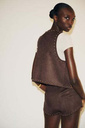 Shorts aus Kunstwildleder mit Nieten