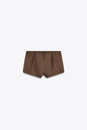 Shorts aus Kunstwildleder mit Nieten