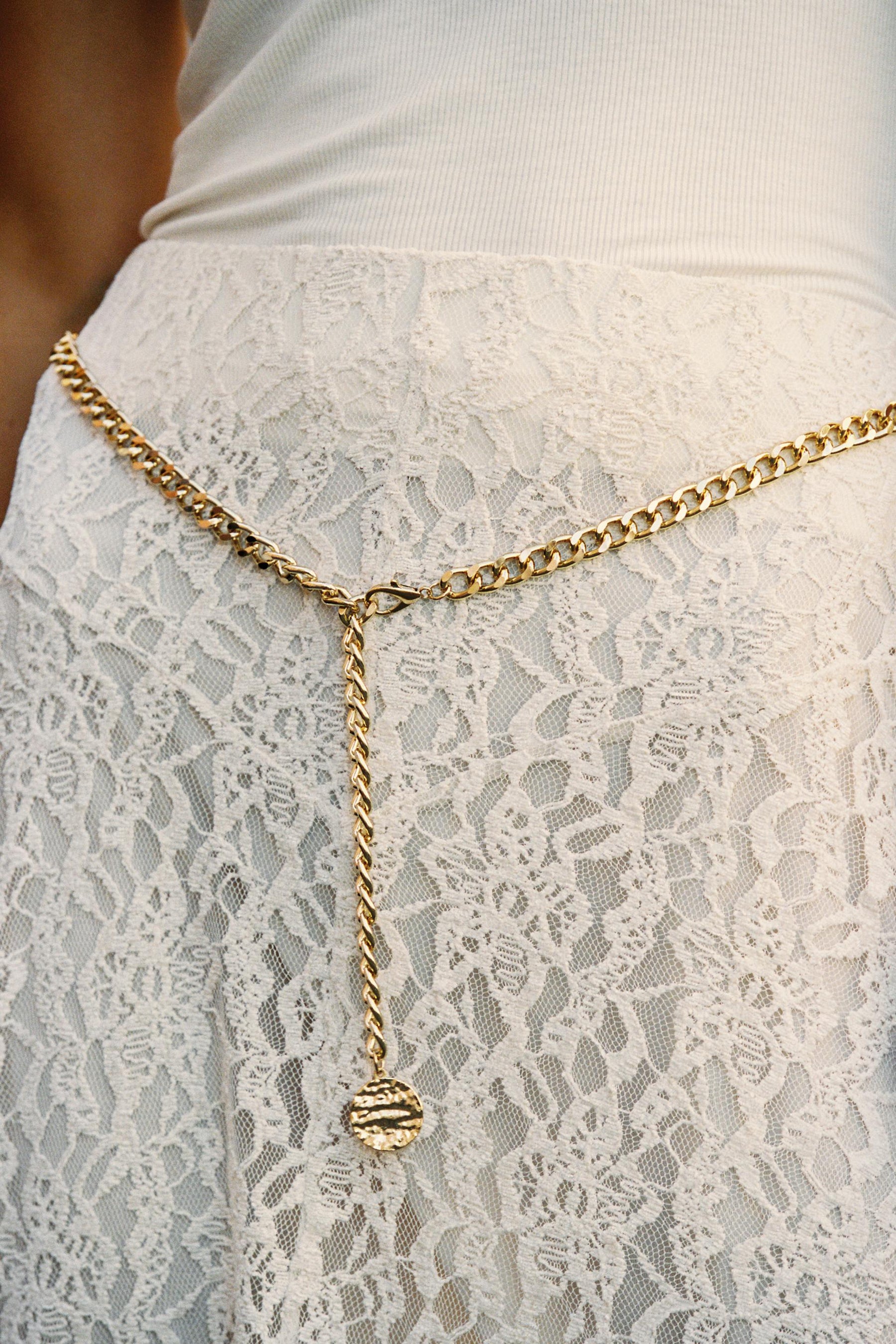 Midirock mit Kettenverzierung