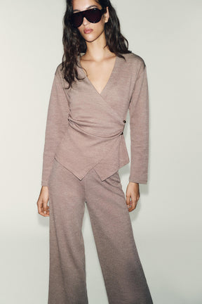 Mit Broschen verzierter Deckel