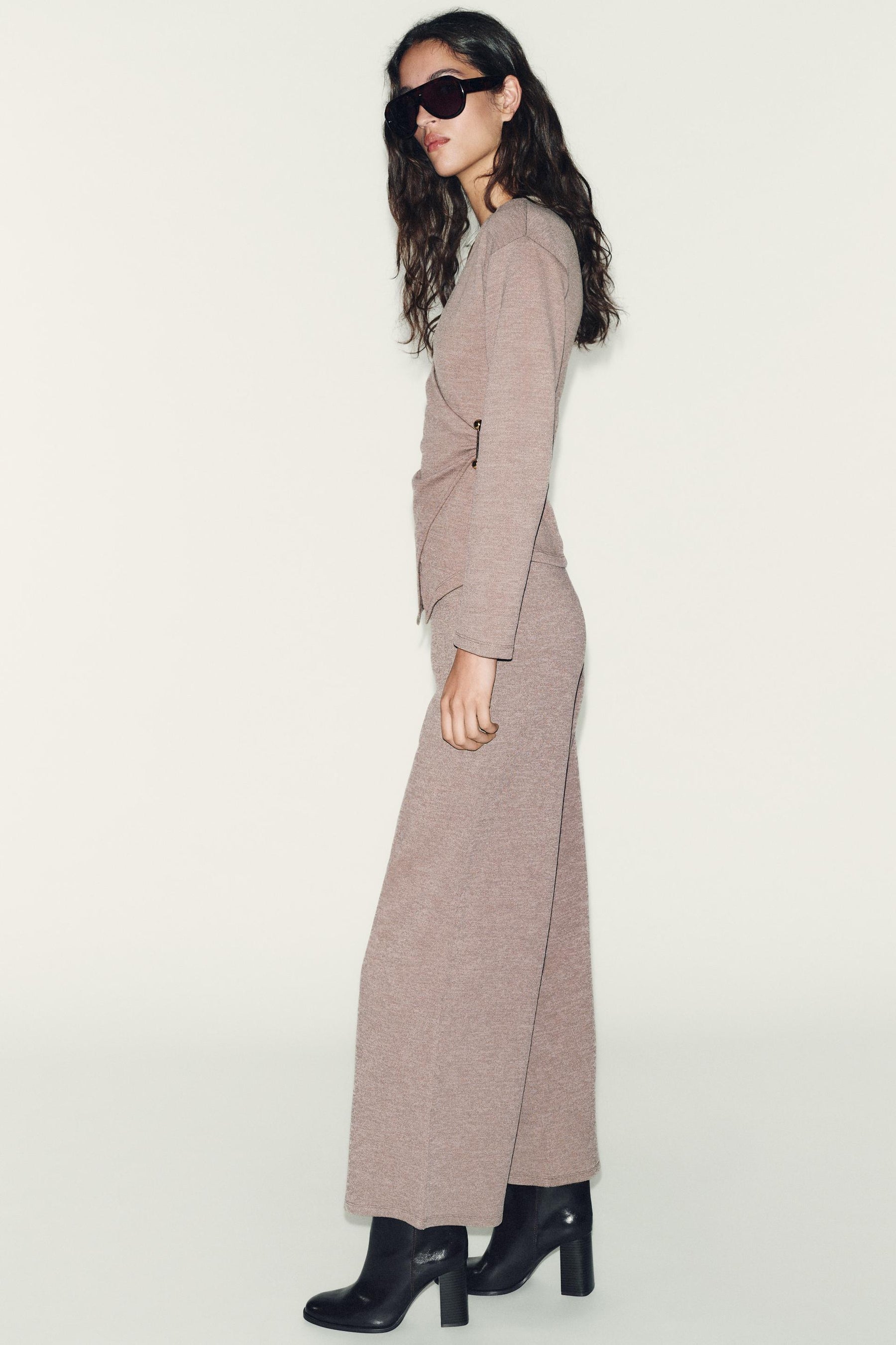 Mit Broschen verzierter Deckel