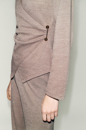 Mit Broschen verzierter Deckel