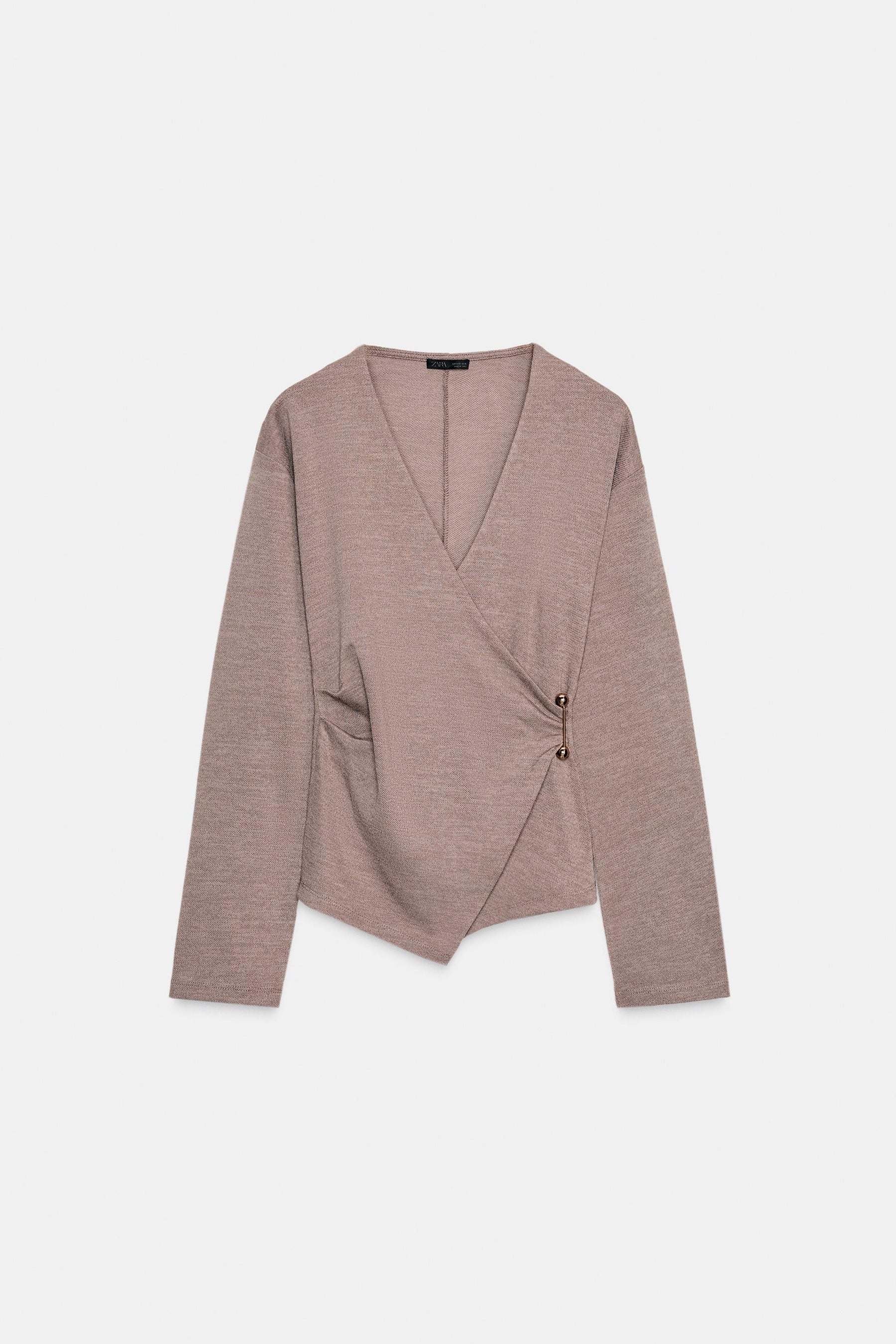 Mit Broschen verzierter Deckel