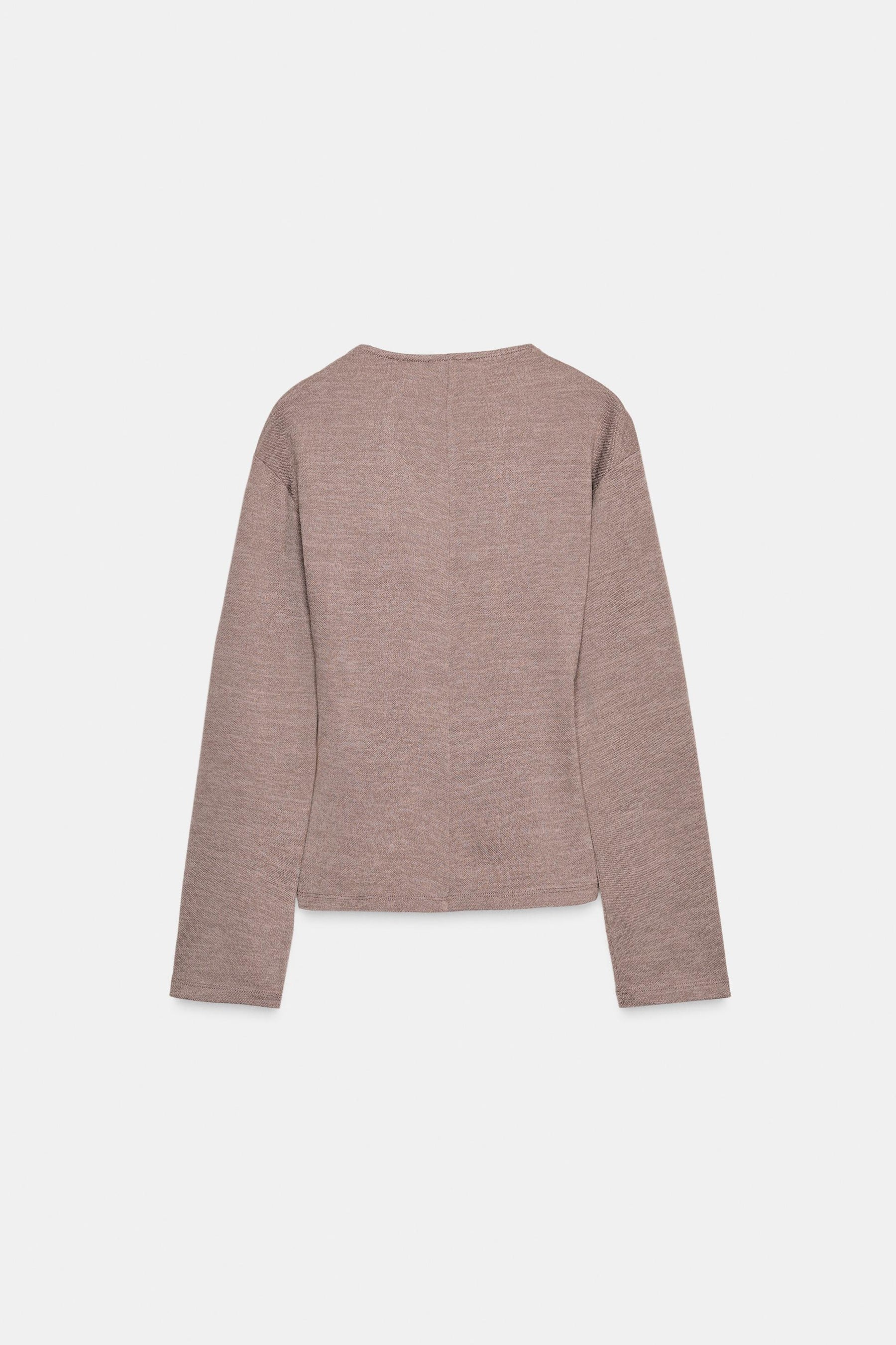 Mit Broschen verzierter Deckel