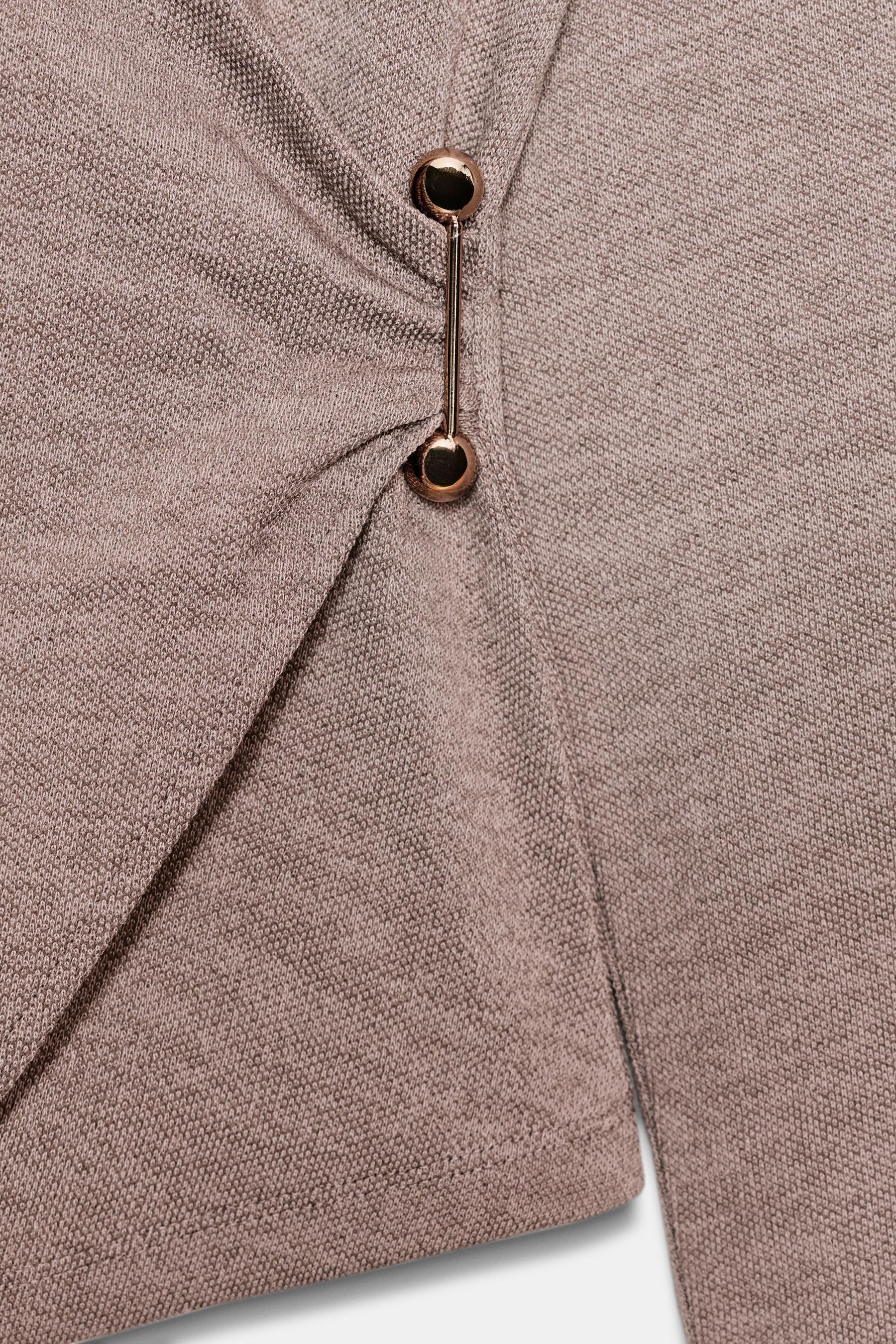 Mit Broschen verzierter Deckel