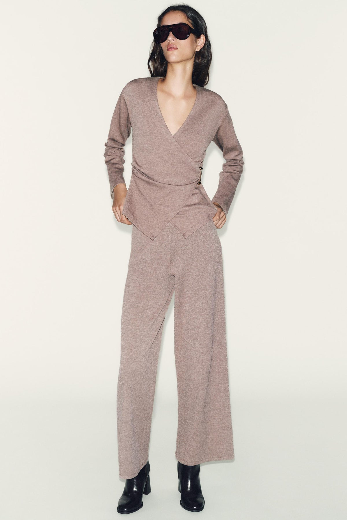 Mit Broschen verzierter Deckel