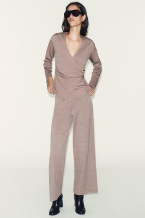 Mit Broschen verzierter Deckel