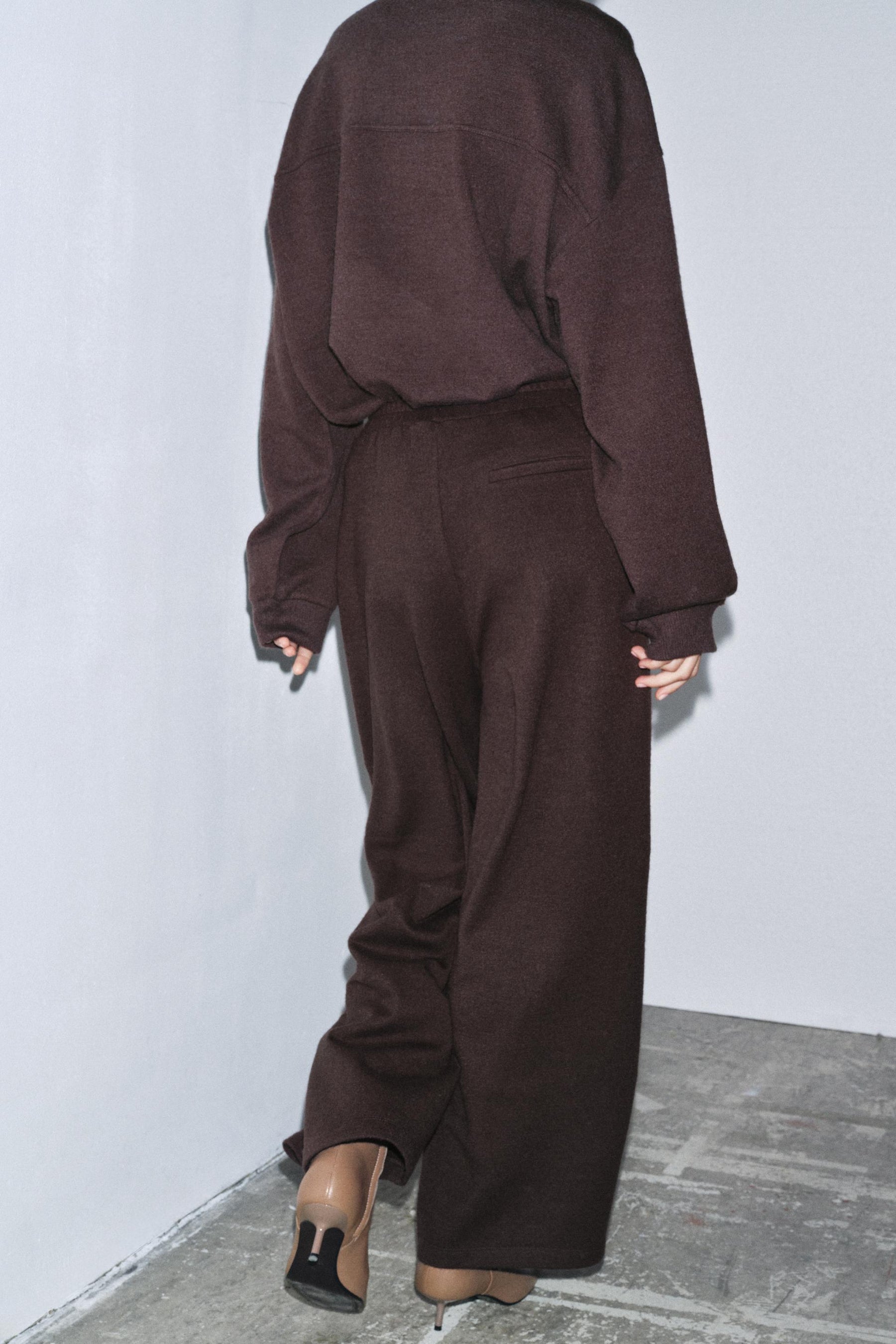 HOSE MIT WEITEM BEIN