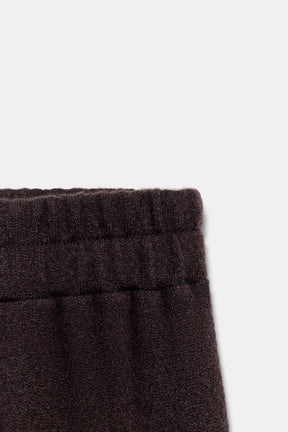 HOSE MIT WEITEM BEIN