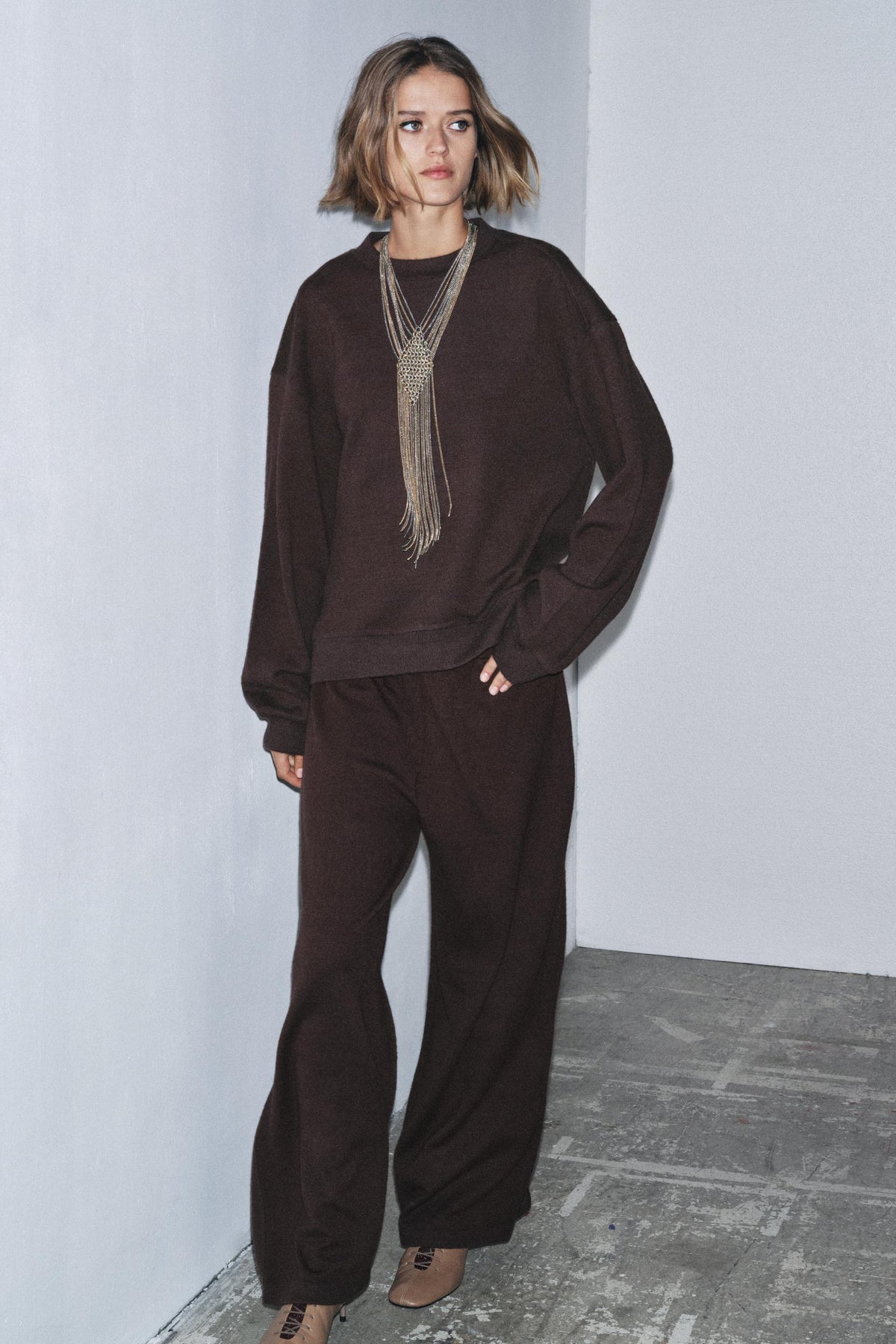 HOSE MIT WEITEM BEIN