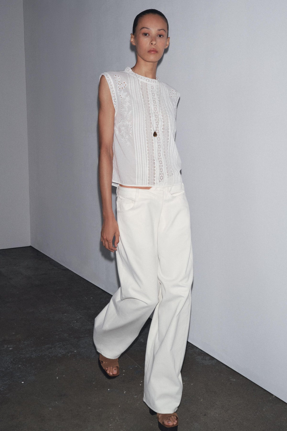 Ärmellose Bluse mit Leiterstich