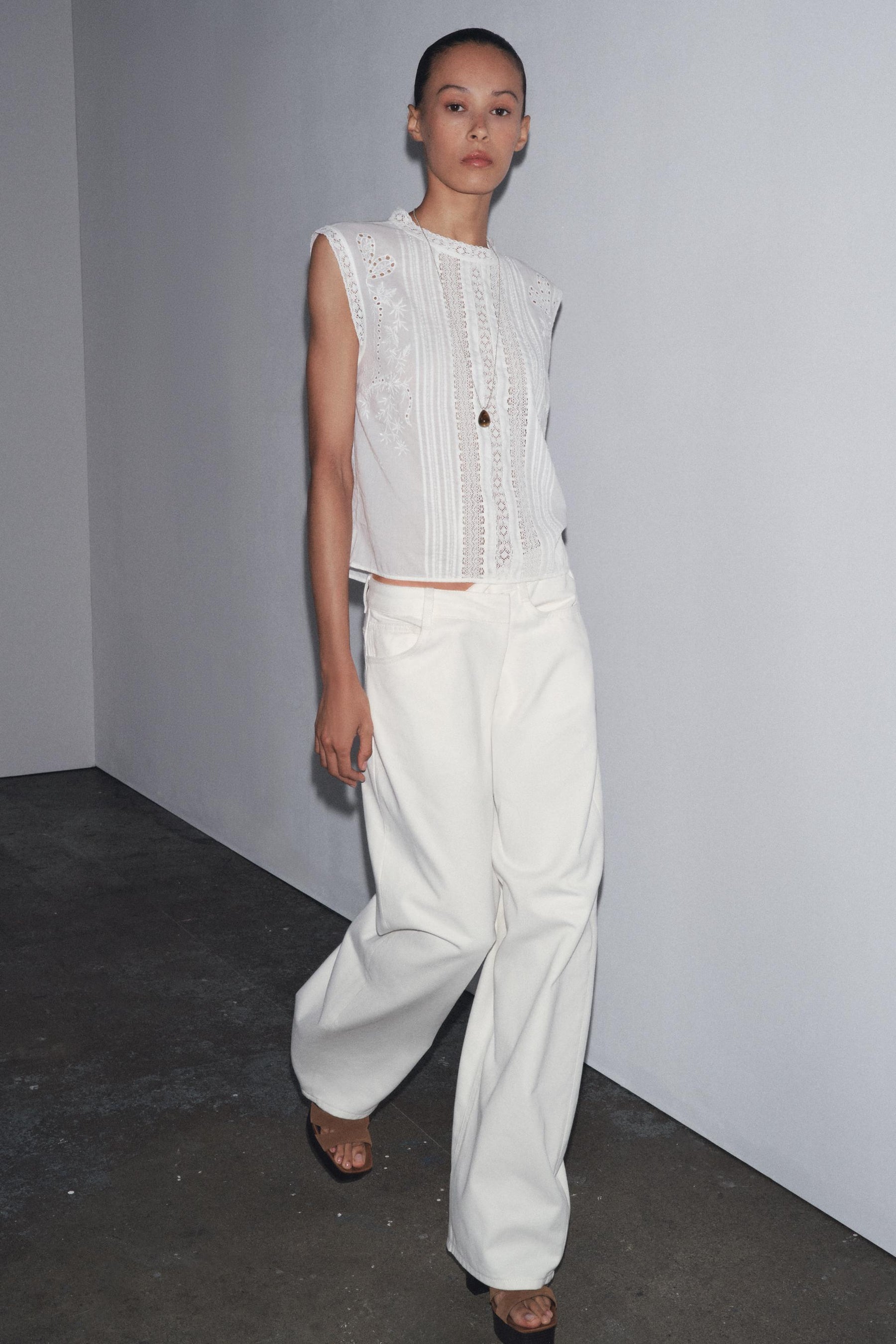 Ärmellose Bluse mit Leiterstich