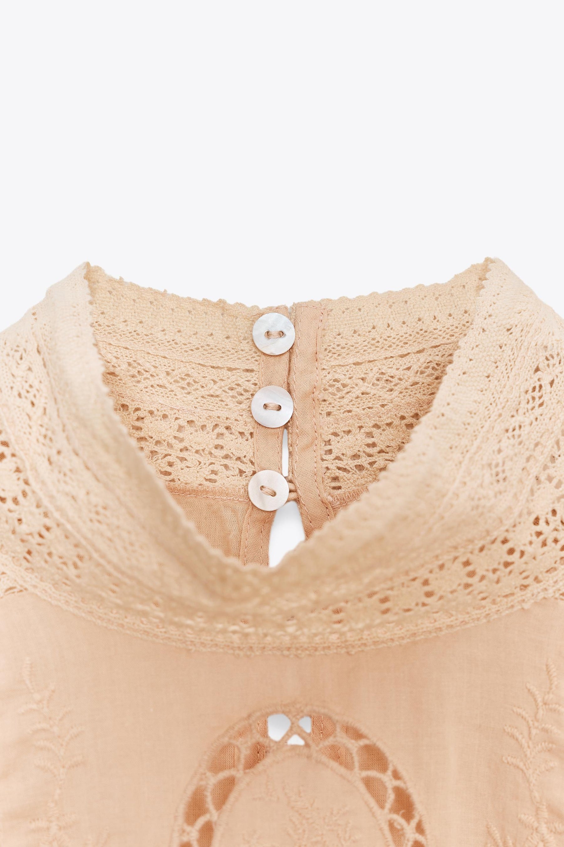 Besticktes romantisches Hemd