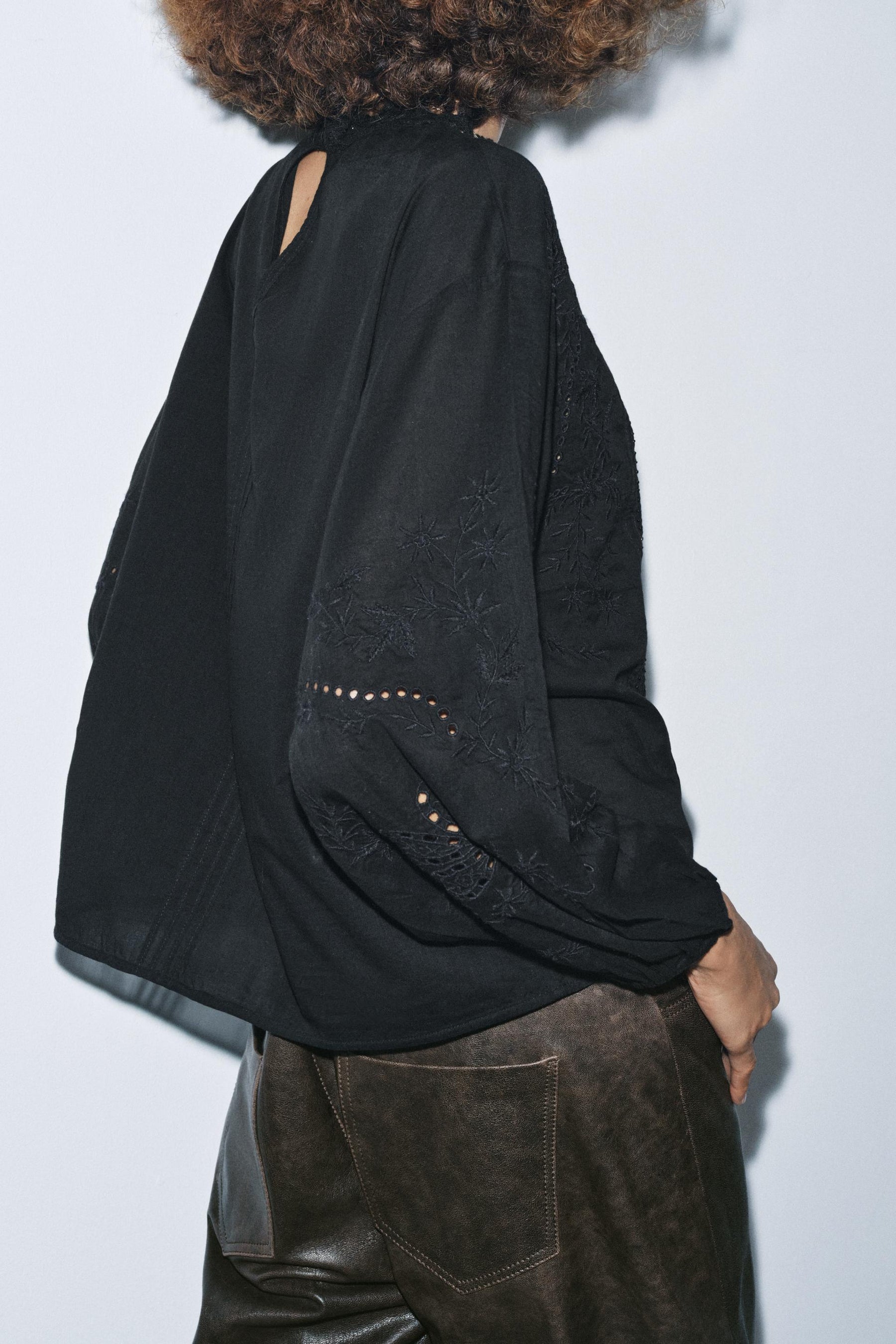 Besticktes Hemd mit Spitze